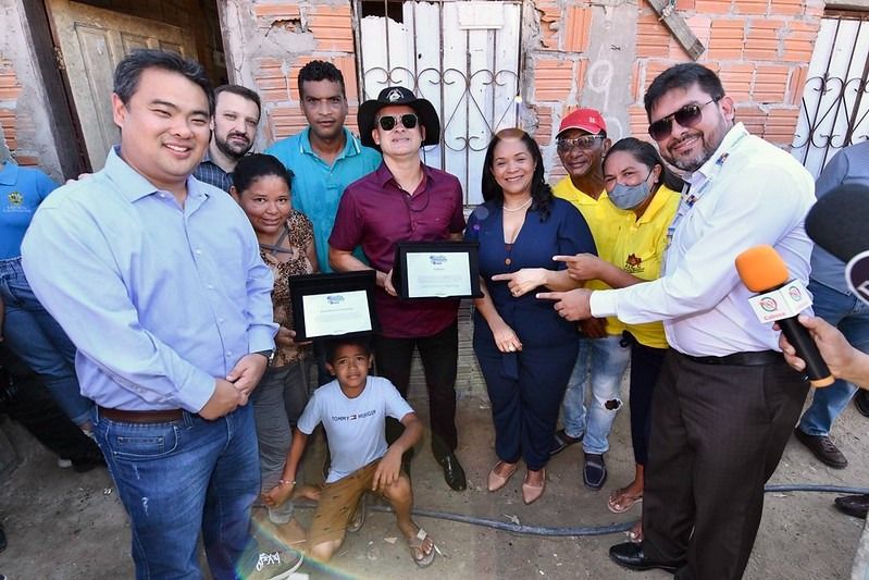 David cumpre compromisso e leva água para comunidade Coliseu, no Jorge Teixeira