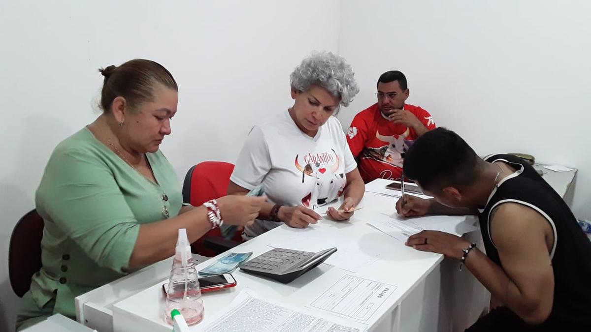 Trabalhadores do Boi Garantido começam a receber pagamentos atrasados