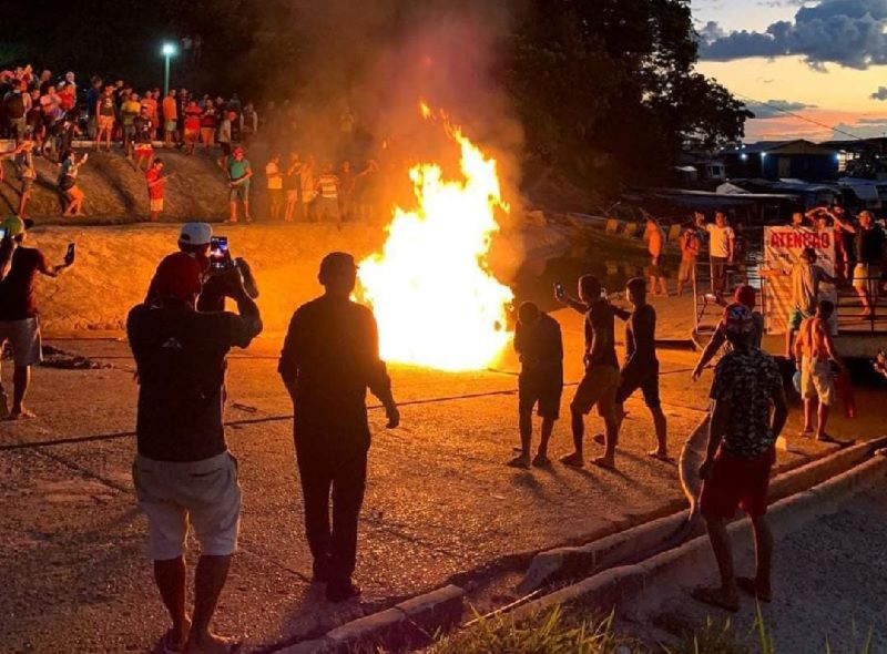 População de Japurá mata suspeito de assalto queimado e outro afogado
