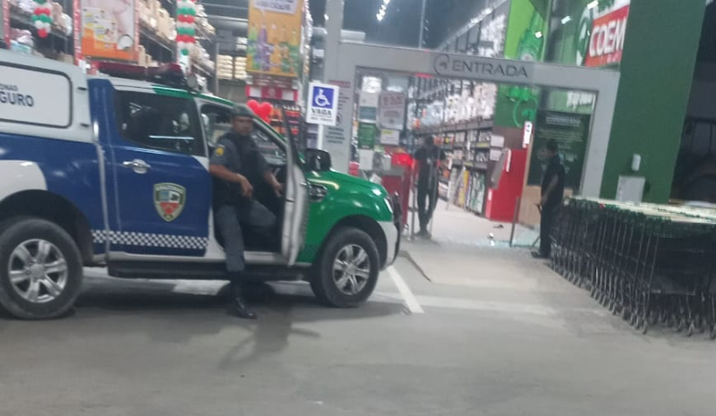 Suspeito de assalto é morto por justiceiro dentro de supermercado em Manaus
