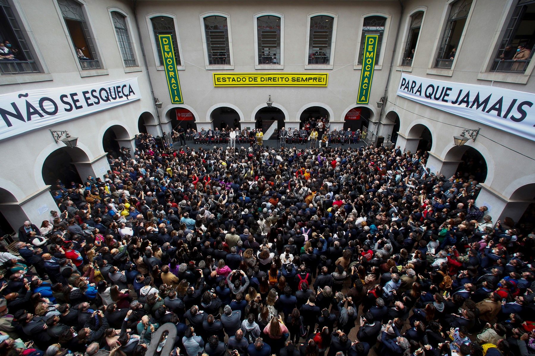 Ato pela democracia reúne milhares em São Paulo