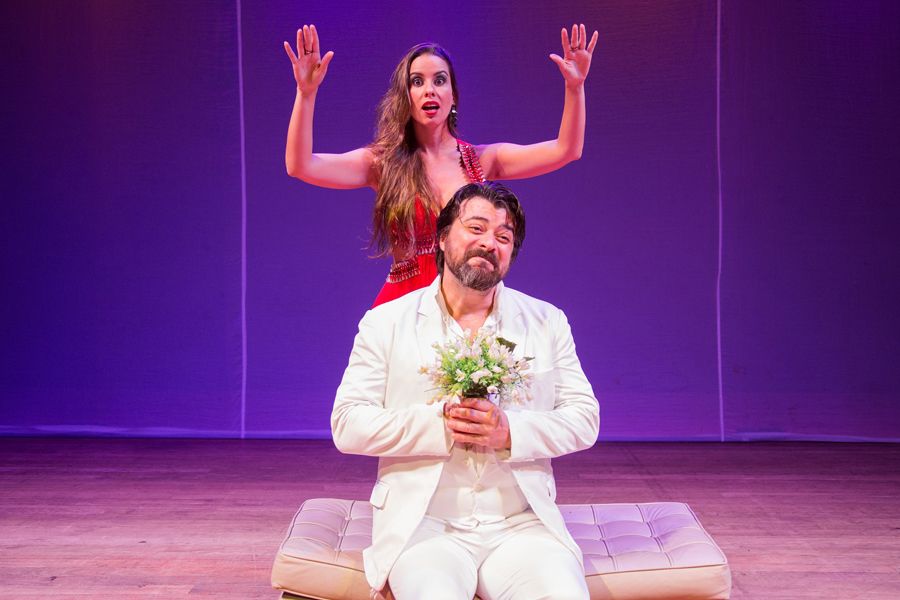 Adriana Brasil - E aí, vamos ao teatro?