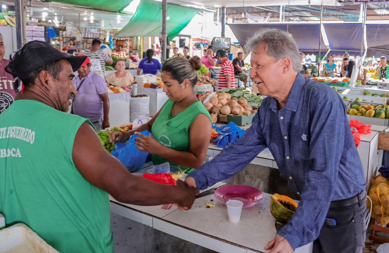 Arthur Neto ‘agita’ feira da bola do Produtor e diz que relação com o povo é inquebrantável