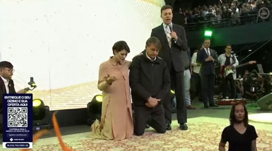 Bolsonaro repete mentira de Feliciano de que esquerda defende fechar igreja