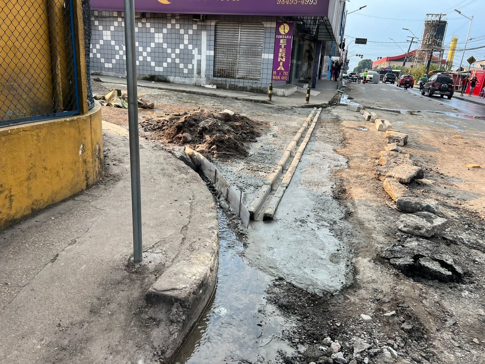Via é interditada para obra emergencial no conjunto Manoa