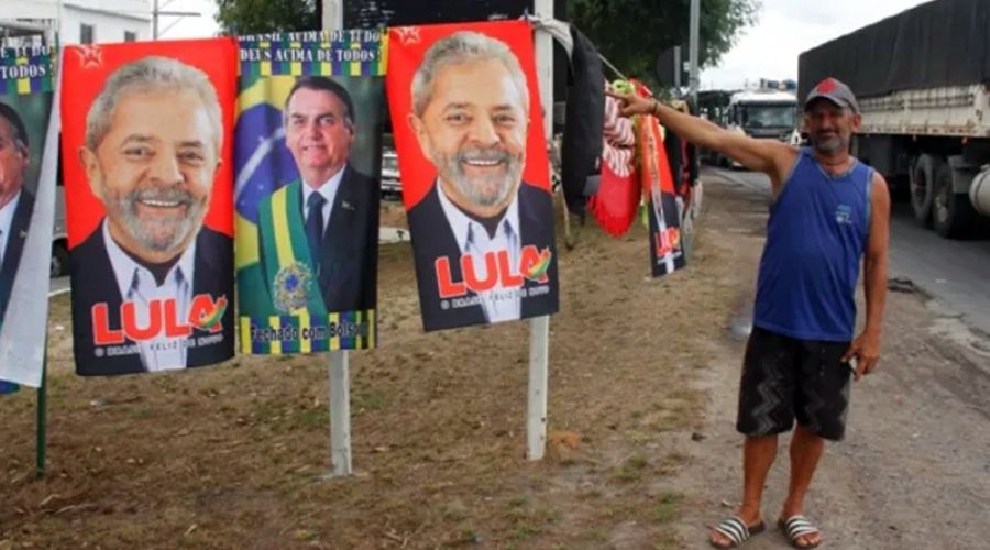 Toalhas de Lula vendem bem mais que as de Bolsonaro em Manaus, afirmam Vendedores