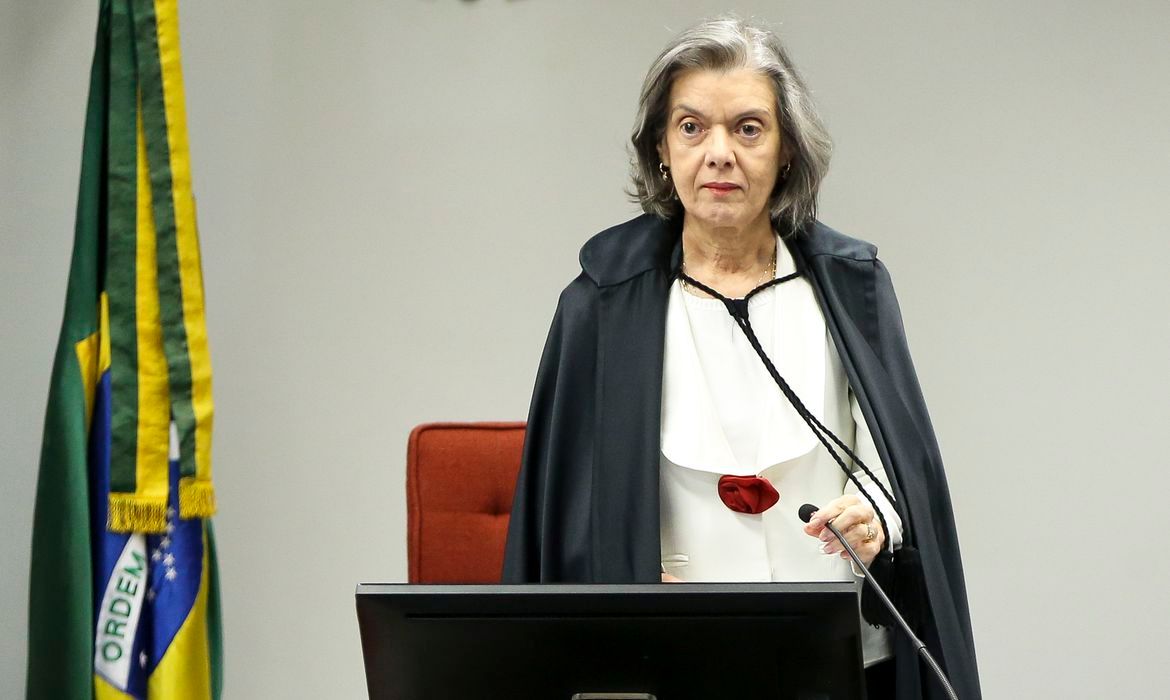 Cármen Lúcia toma posse como ministra efetiva do TSE