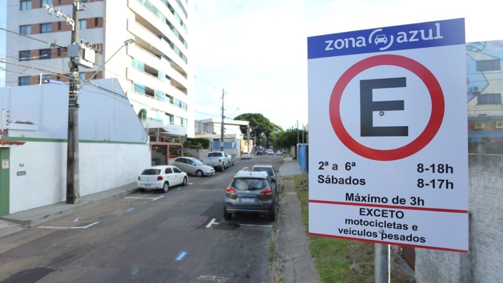 Sistema Zona Azul inicia no Vieiralves e agentes fazem abordagem de orientação