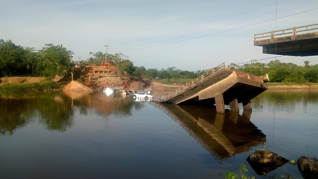 Corpo de Bombeiros começa a retirada de veículos do rio Curuçá, na BR-319