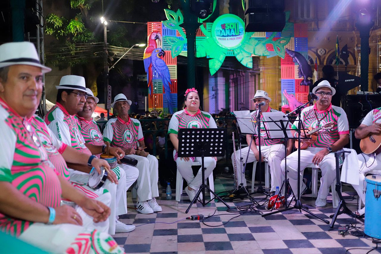 Adriana Brasil - Antes e depois de votar, aprecie o fim de semana com moderação