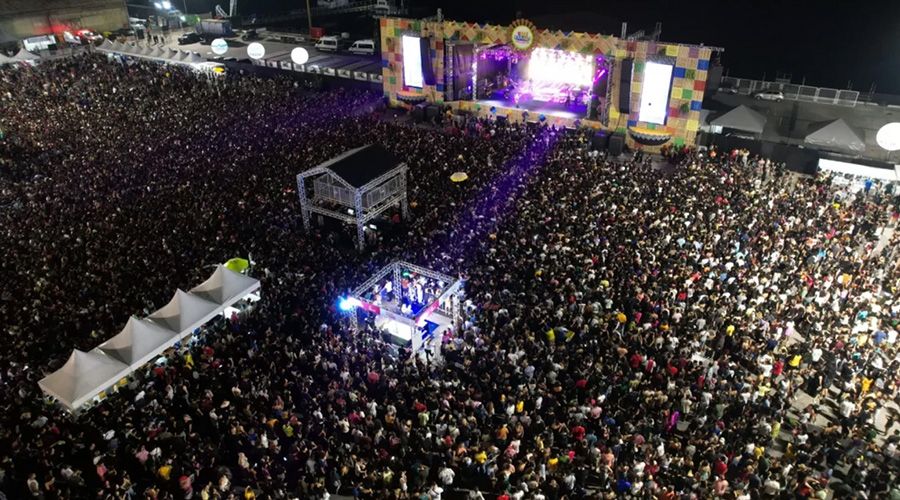 Adriana Brasil - Sextou com muita gastronomia, samba e moda; confira