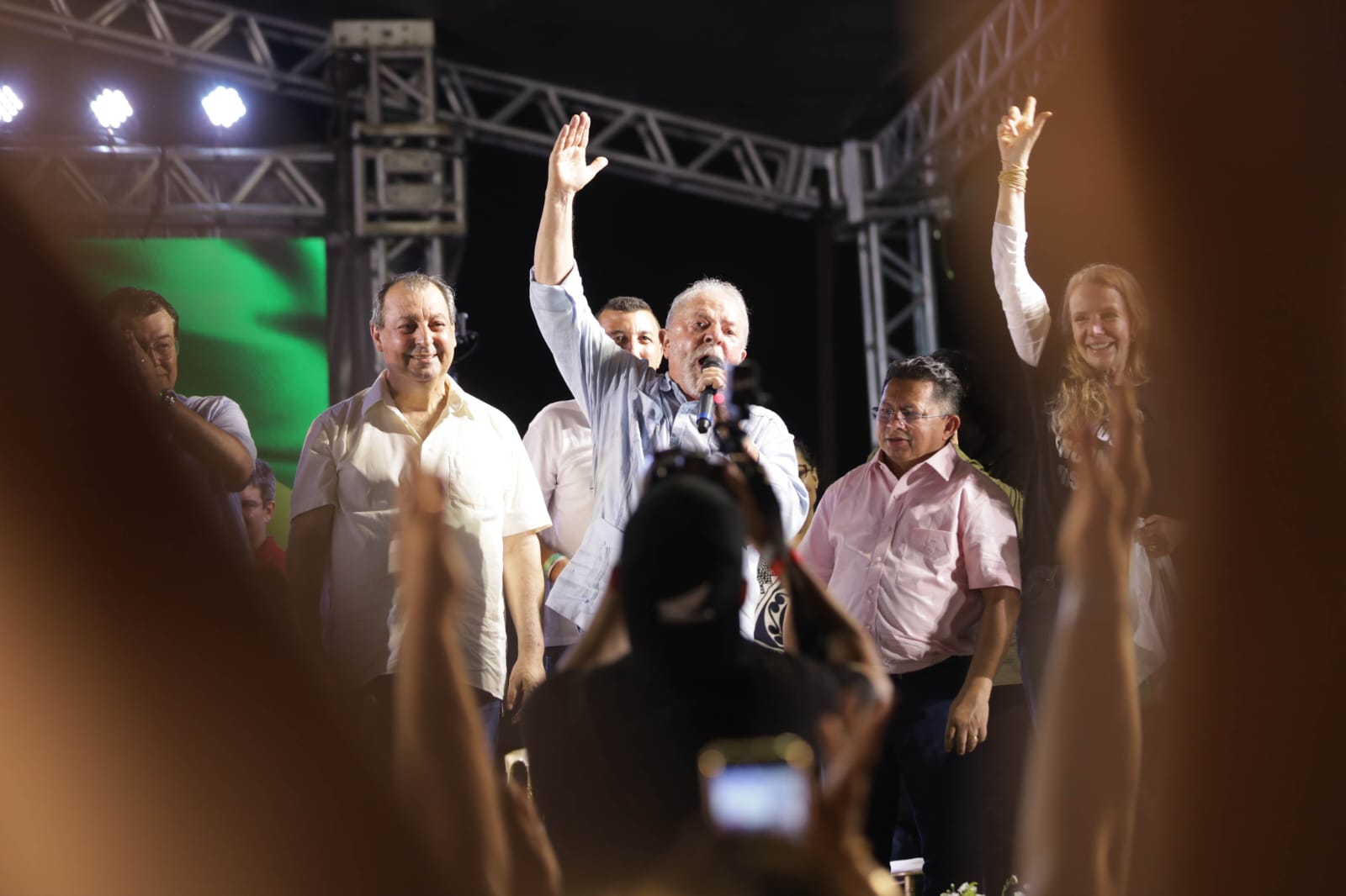 Se o tenente afastado do Exército não deu conta, “o metalúrgico está voltando para tratar o povo com decência”