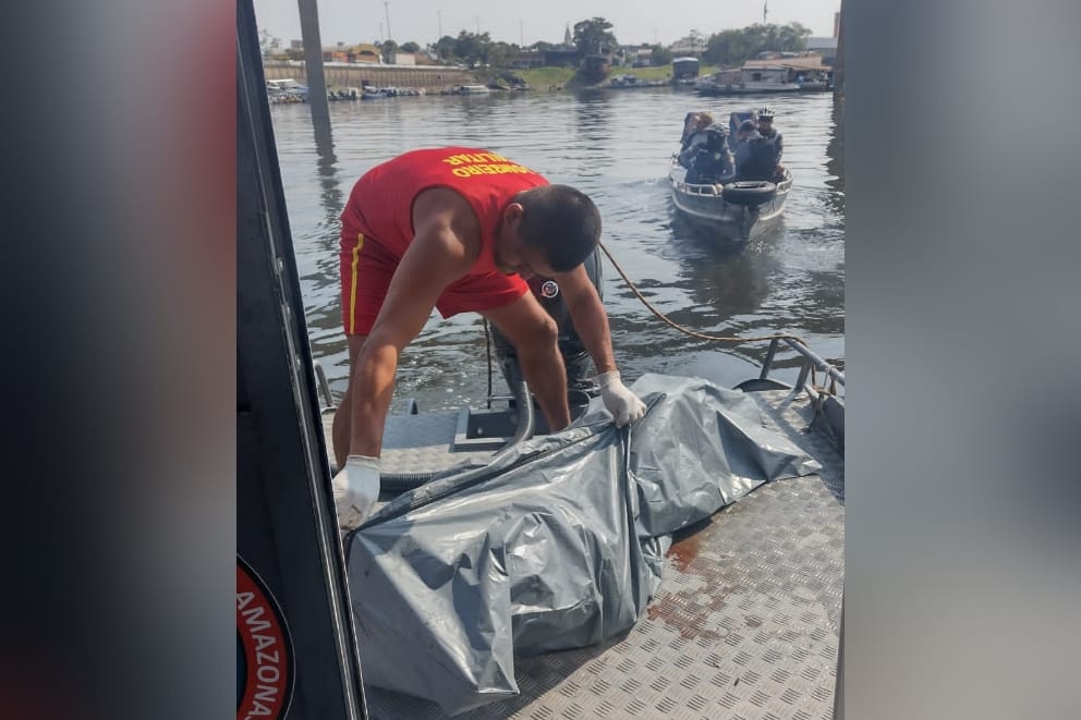 Corpo de Bombeiros resgata corpo no rio Negro, próximo da ponte do Educandos