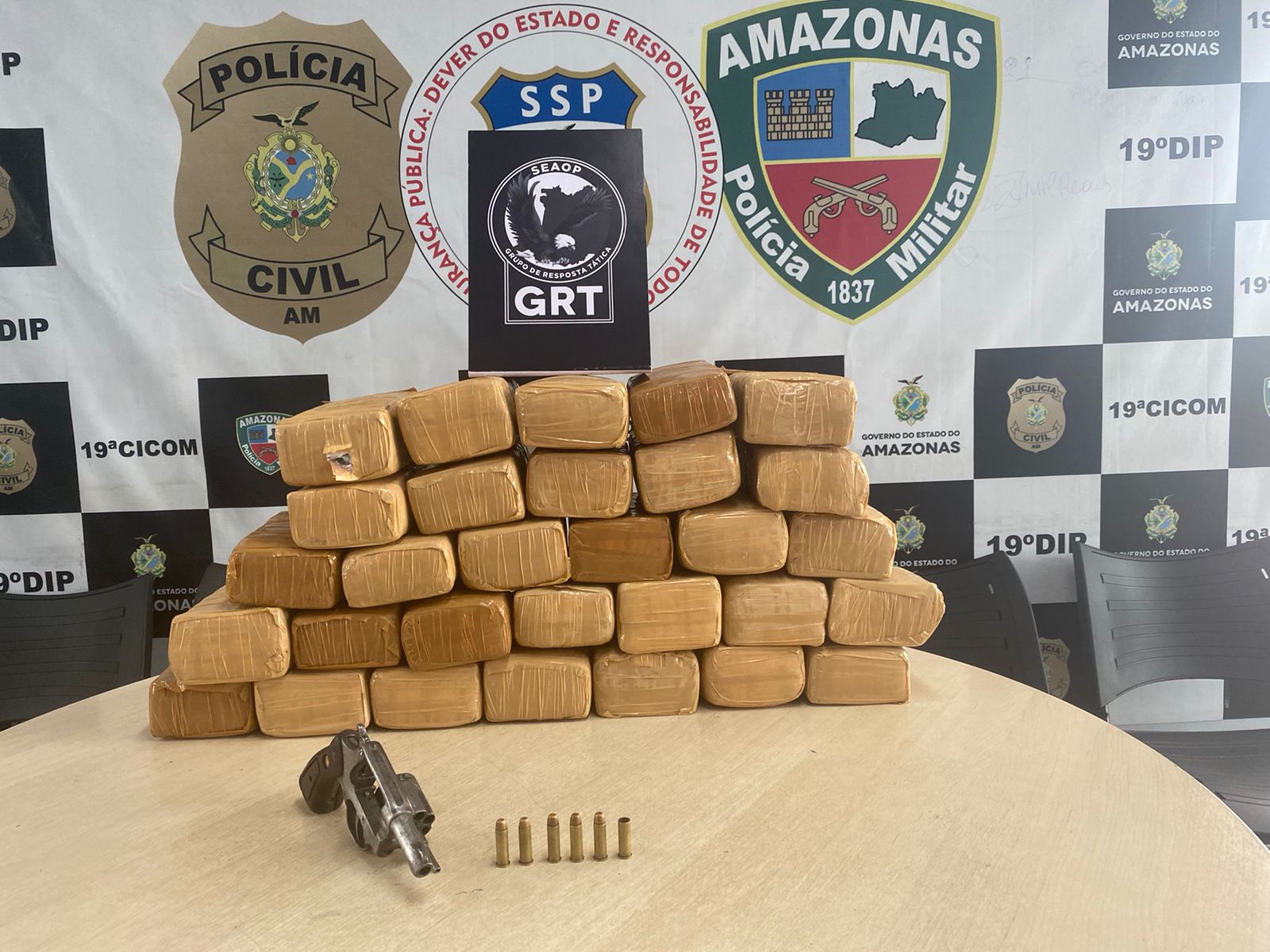 Polícia apreende cerca de 30 kg de drogas em uma casa na zona oeste