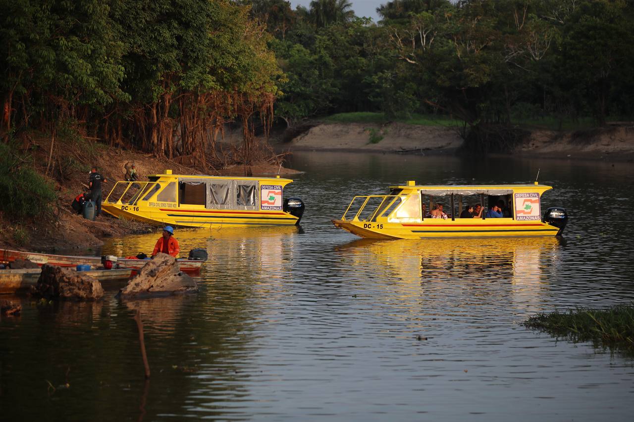 Governo do AM disponibiliza lanchas para translado de pessoas no local do acidente na BR-319