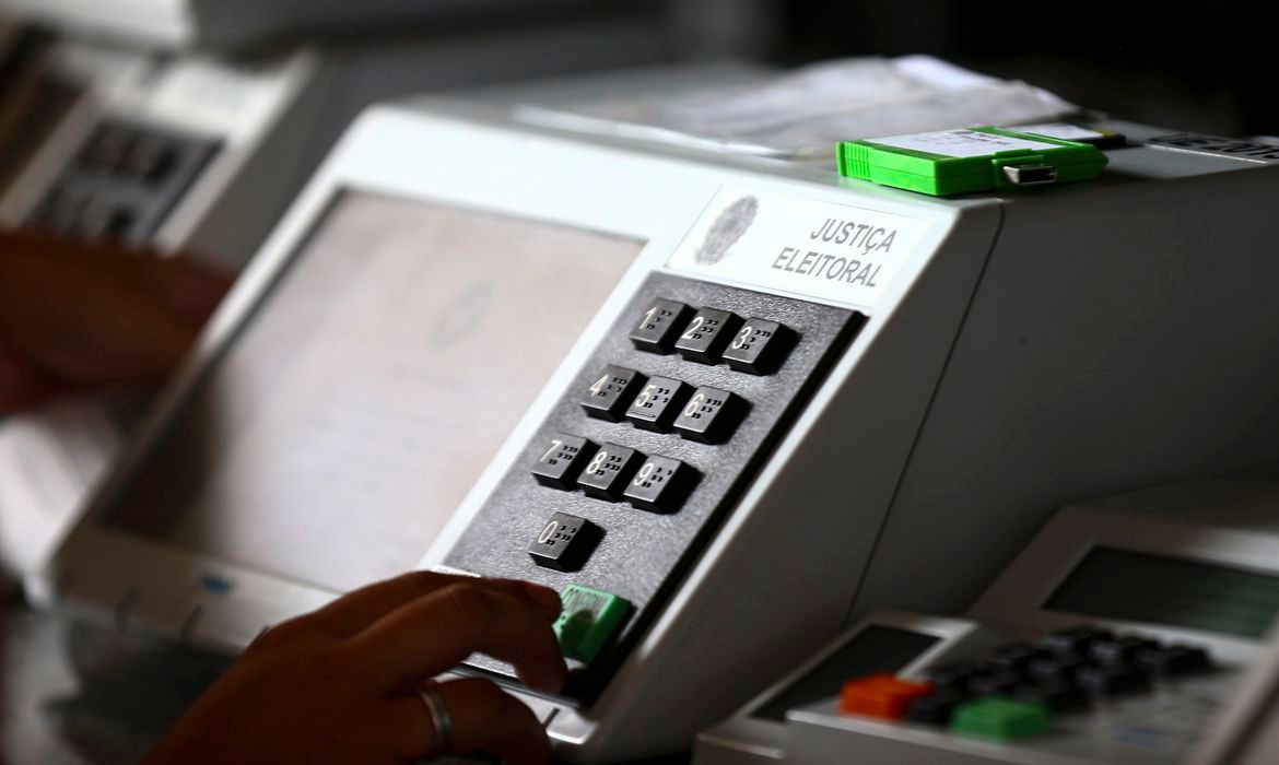 Presidente do TSE apresenta sala de totalização de votos