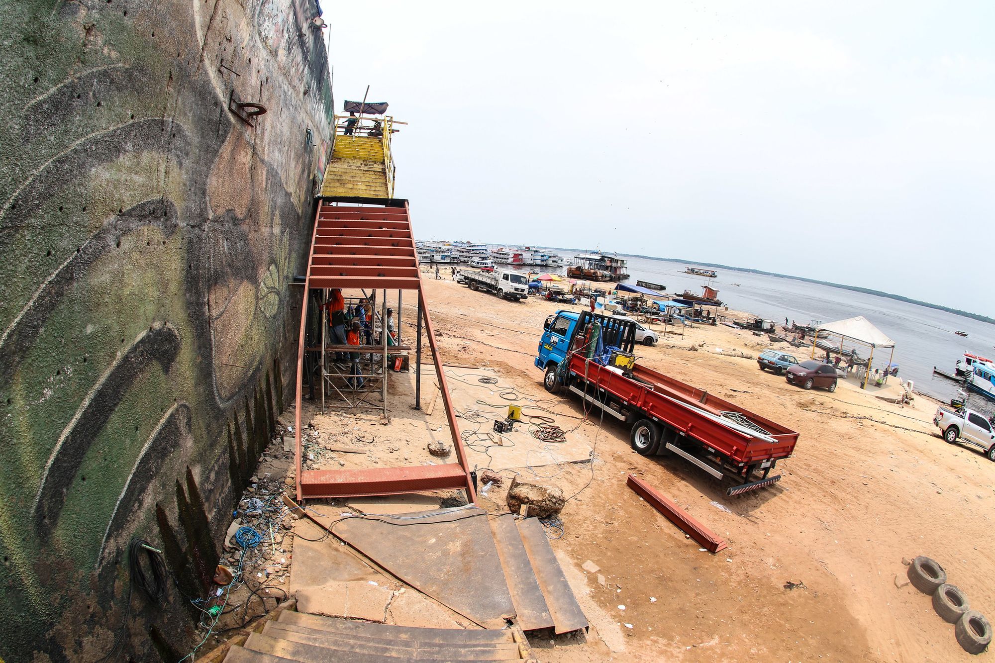 Escadaria de acesso à balsa na Manaus Moderna é revitalizada