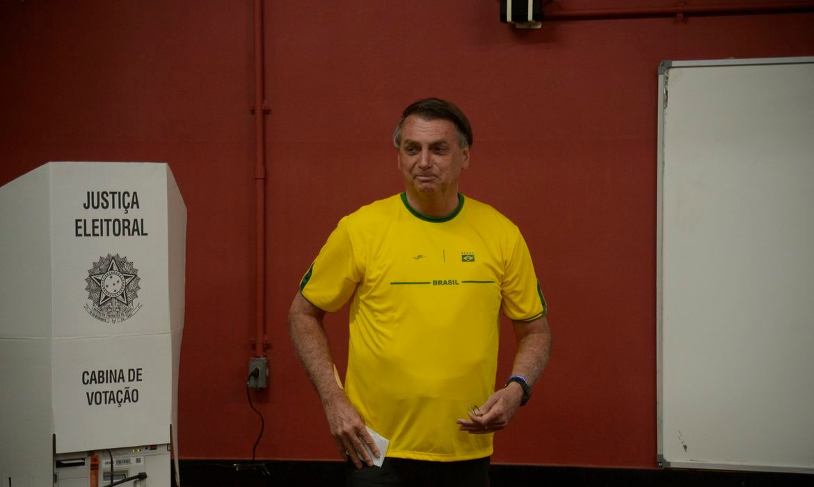 Bolsonaro vota e diz que espera vitória já neste domingo