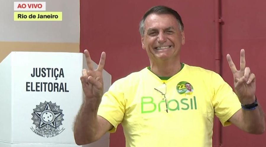 Bolsonaro vota cedo no Rio de Janeiro
