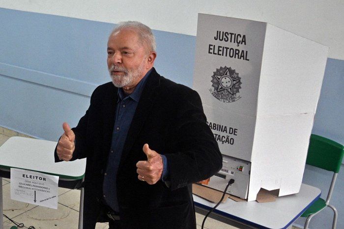 Lula vota e diz que Brasil precisa voltar a ter paz
