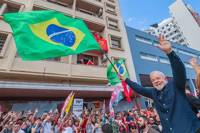 Lula volta à Presidência 12 anos após ter deixado o poder