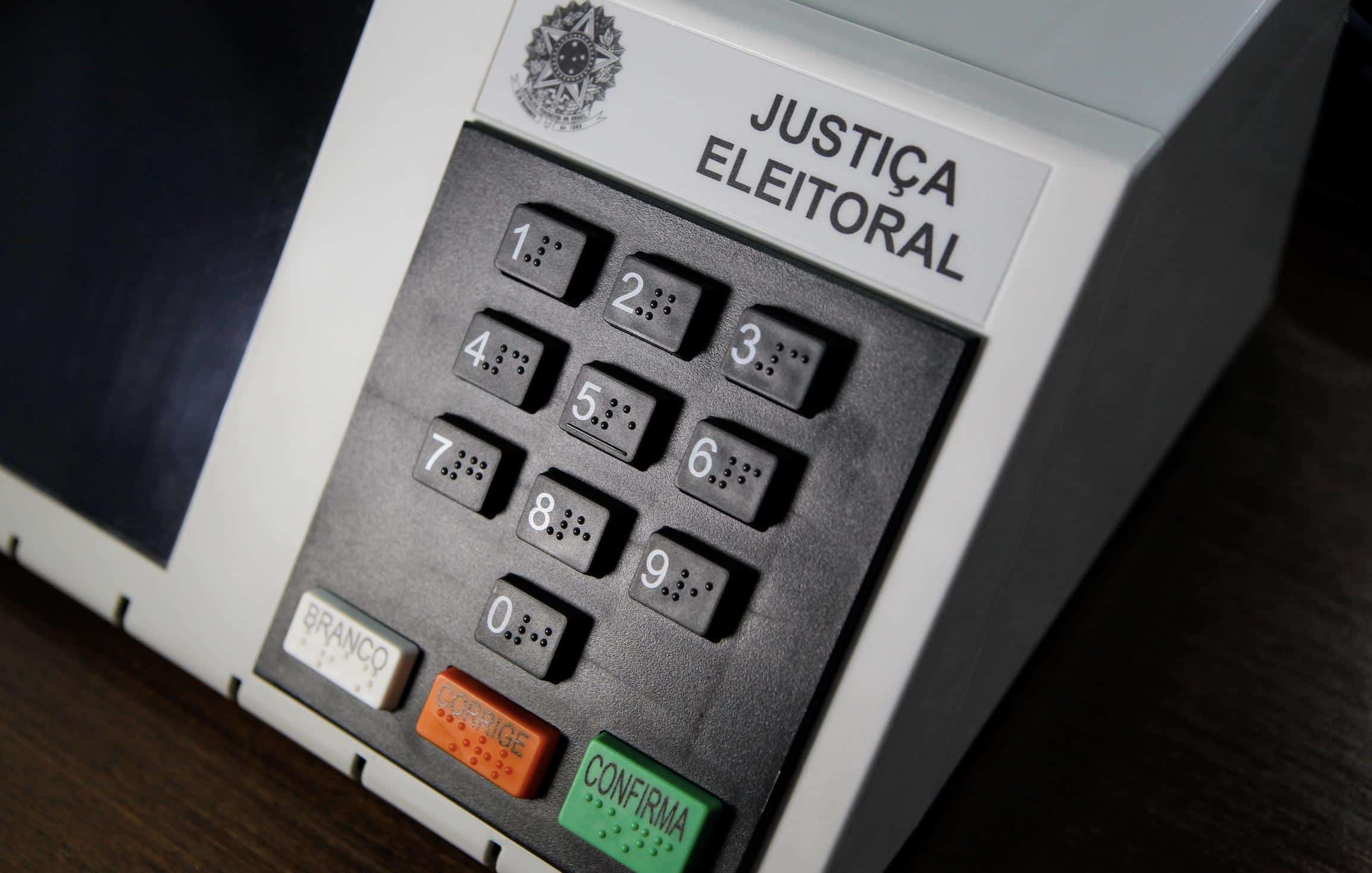 Deputados eleitos, vereador e pastor são multados por propaganda antecipada no AM