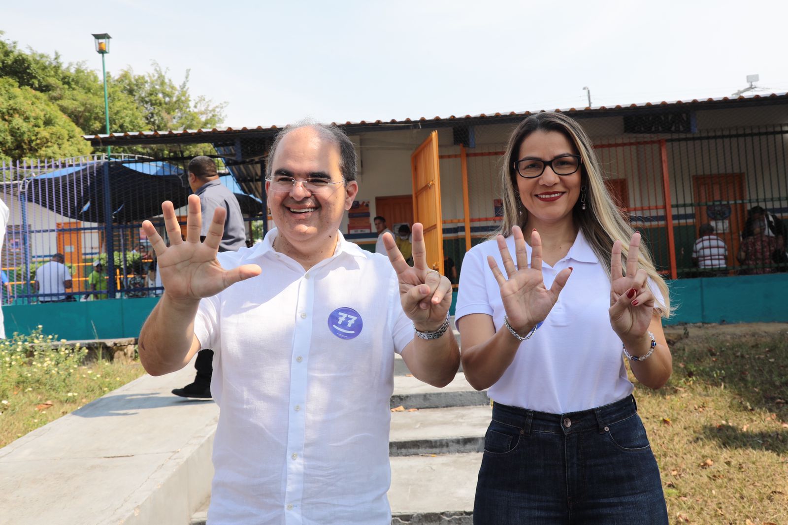 Confiante no 2º turno, Ricardo Nicolau vota com a família e diz que povo ainda quer mudança verdadeira