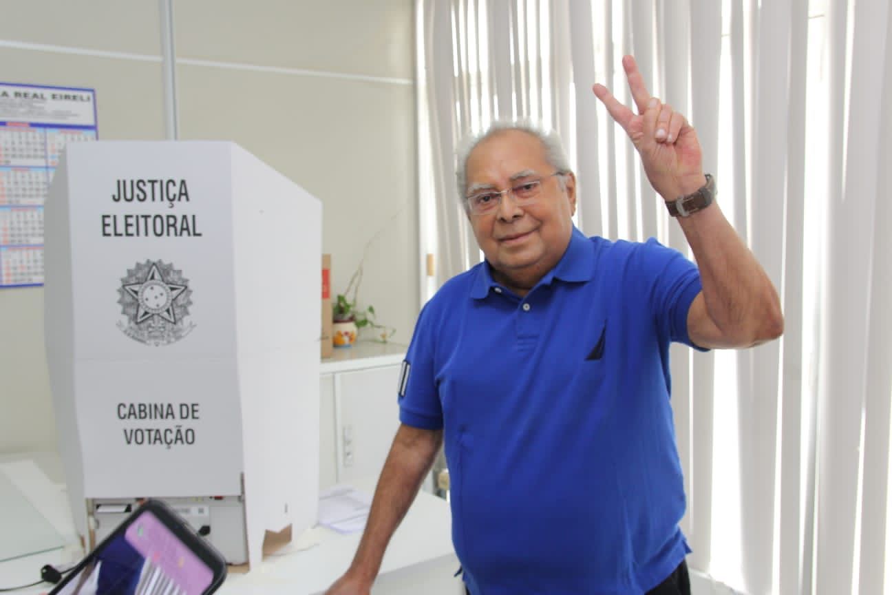 Último a votar, Amazonino se diz confiante