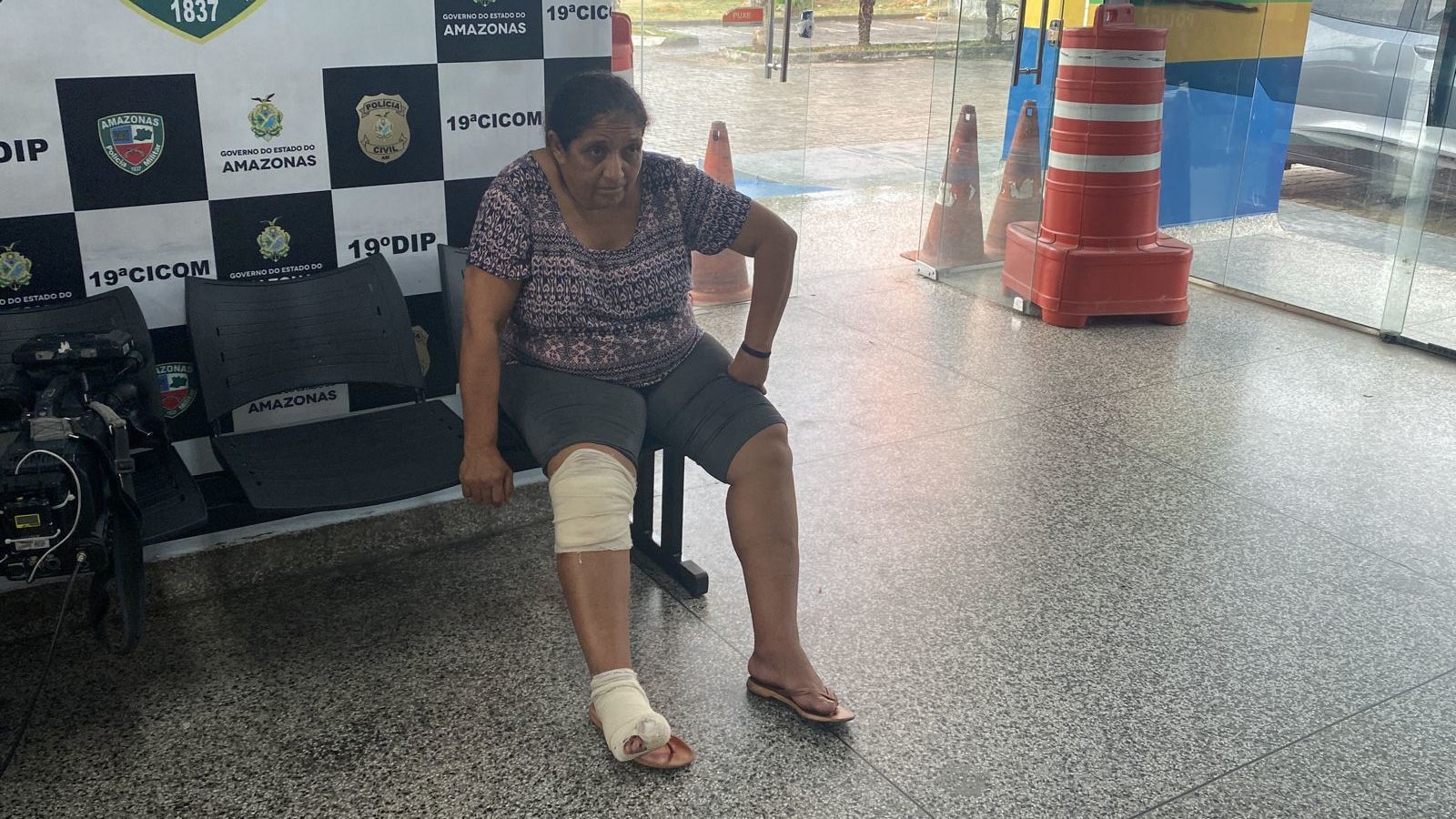 Motorista de app arrasta idosa por causa de sacolas de refrigerante