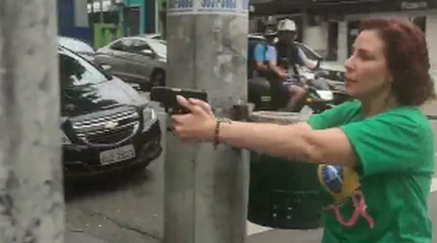 Carla Zambelli saca arma e aponta para homem em São Paulo; veja o vídeo