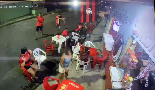 Dupla assalta torcedores que assistiam jogo de futebol em Manaus