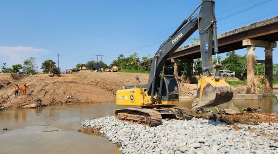 Dnit diz que finaliza acessos para balsas onde ponte caíram na BR-319