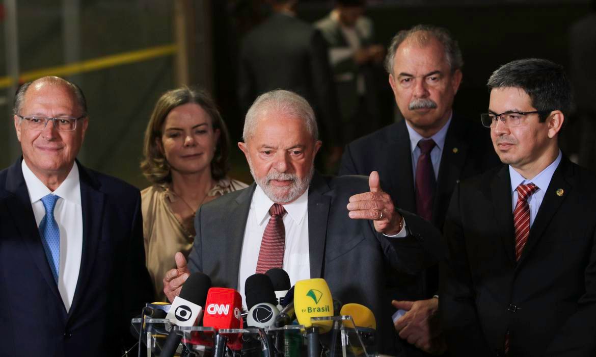 Lula diz que só definirá nomes para ministério após viagem ao Egito