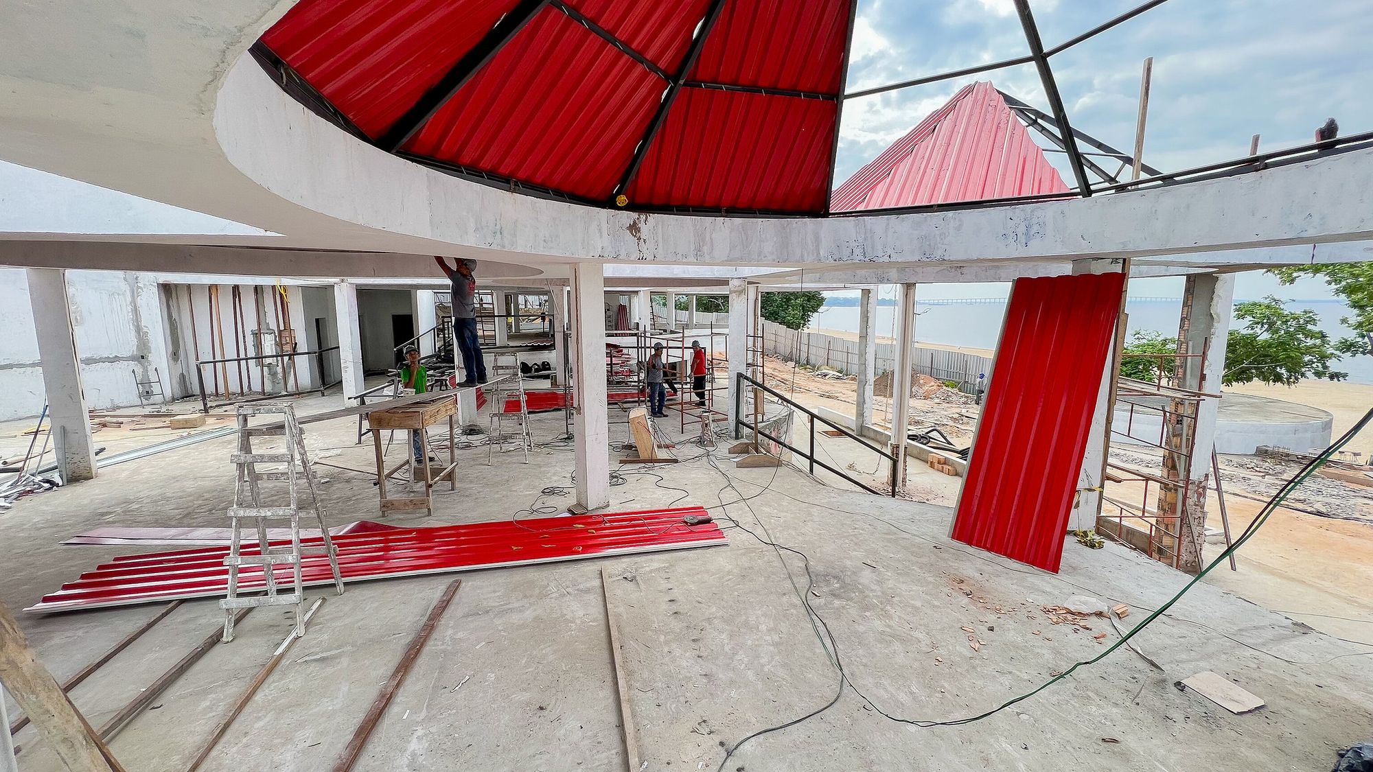 Obra do Local Casa de Praia alcança 70% de conclusão