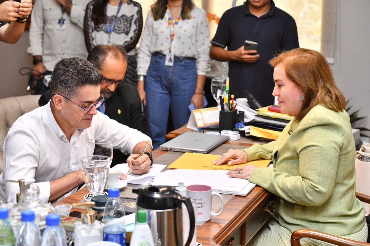 TCE-AM e Prefeitura de Manaus firmam TAG que garante emprego a quase 3 mil funcionários