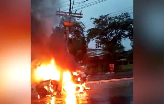 Motorista morre carbonizado após carro colidir contra poste em Manaus