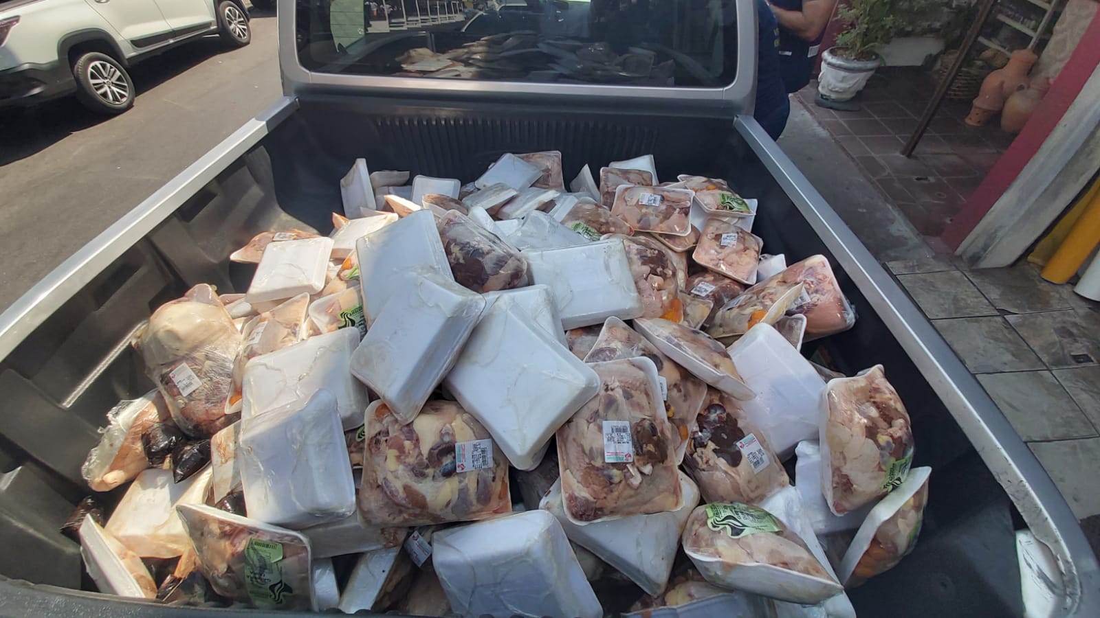 PC-AM apreende meia tonelada de alimentos impróprios para consumo em Manaus