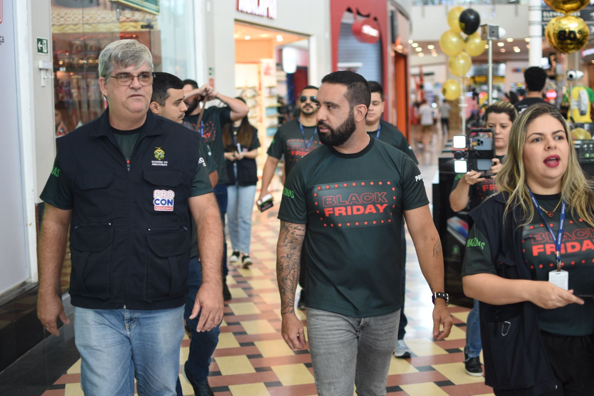 Procon fiscaliza lojas em shopping no dia da Black Friday