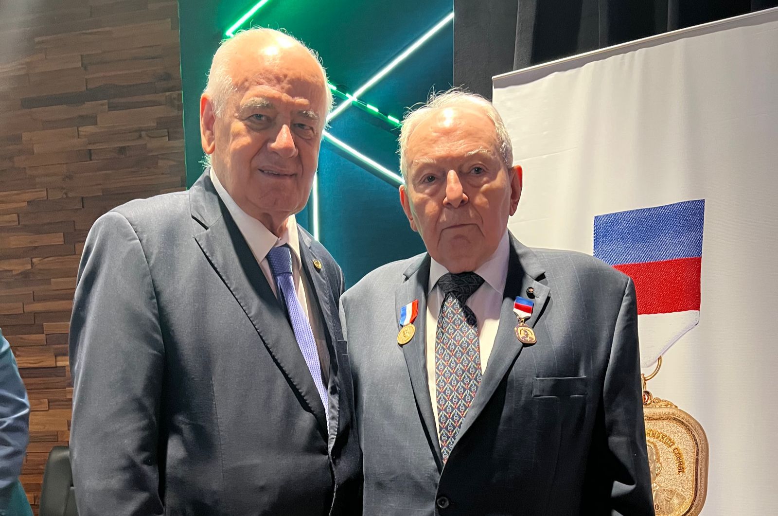 Ex-senador Bernardo Cabral é homenageado com Medalha Jornalista Phelippe Daou