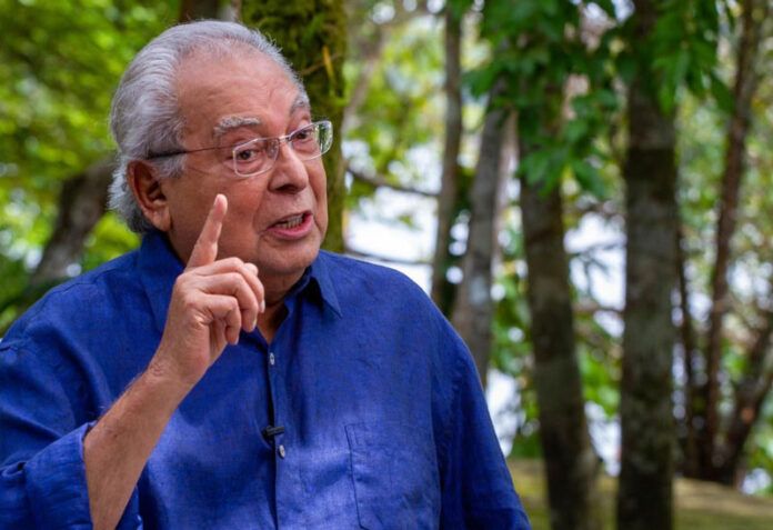 Amazonino Mendes melhora e deixa UTI, diz assessoria