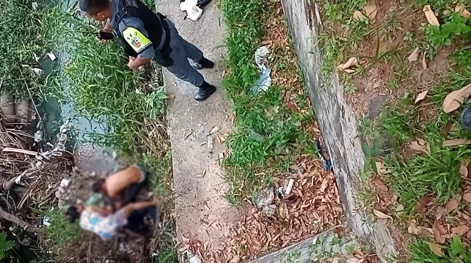 Homem cai em rip rap após ser baleado durante assalto em Manaus