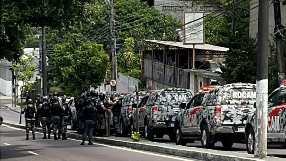 Indígenas protestam na sede da Funai em Manaus