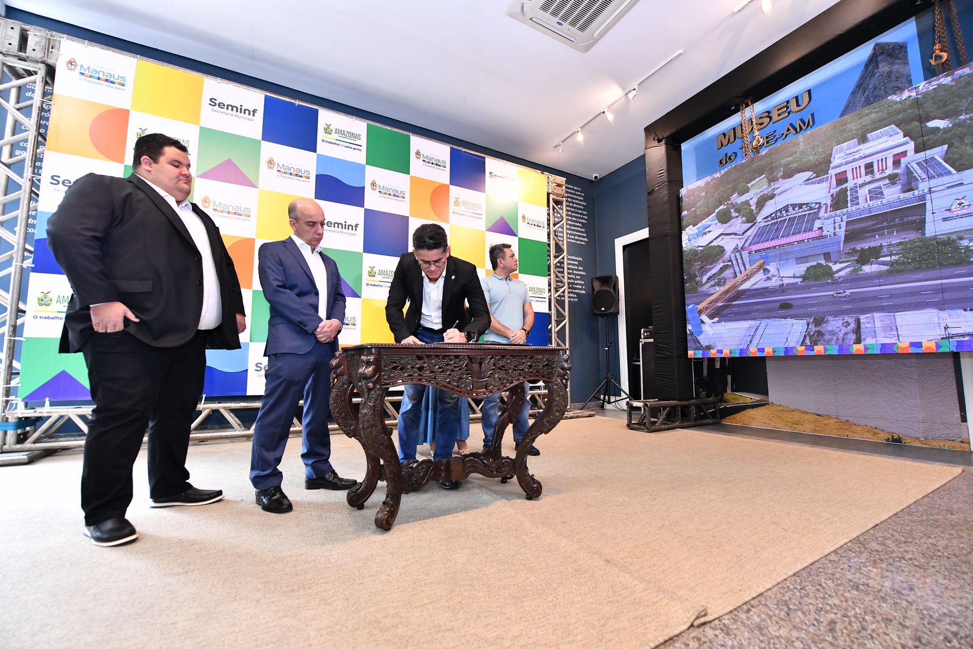 David Almeida assina ordem de serviço para alargamento e implantação de passarela na Av. Efigênio Salles