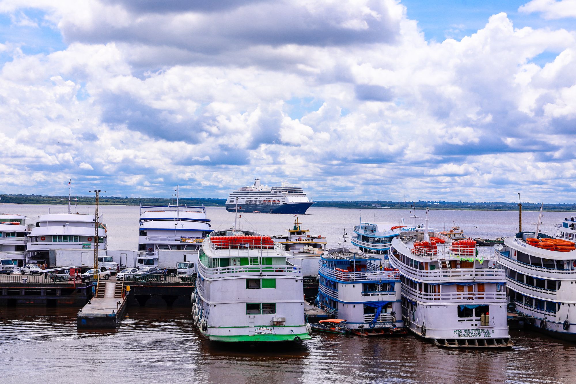Navio holandês M/S Volendam atraca no porto de Manaus com mais de 2 mil turistas