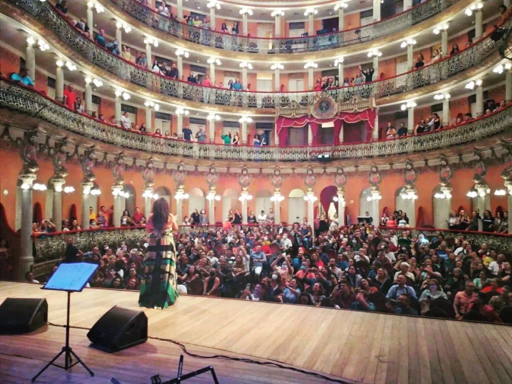 Adriana Brasil - Eliana Printes emociona público no Teatro Amazonas e abre FDS agitado