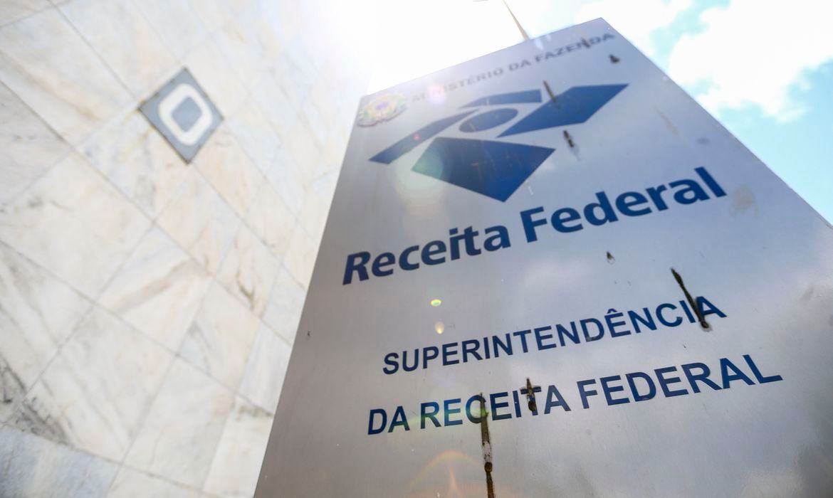 Receita Federal divulga edital de concurso público com salário inicial de R$ 21 mil