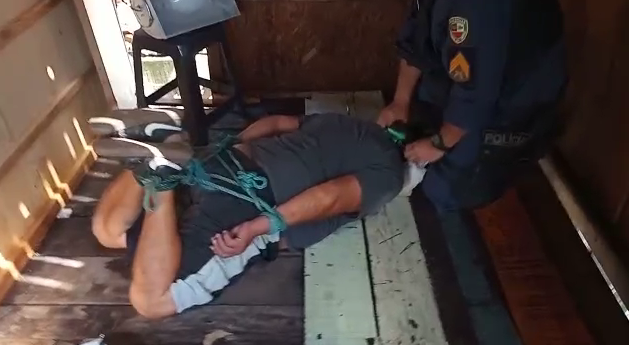 Em Manaus, PM salva homem que seria morto em 'tribunal do crime' no lugar do neto