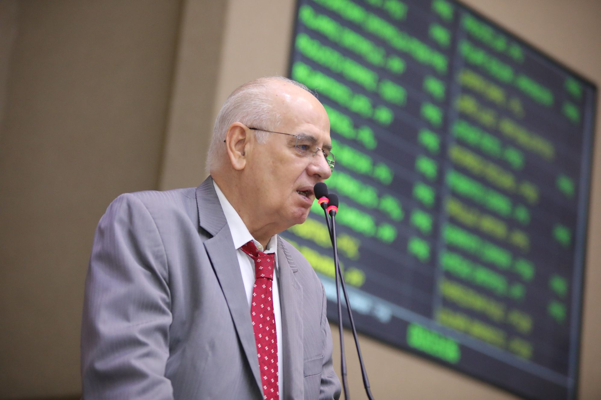 Serafim mostra que prefeitos do AM podem pagar novo piso salarial do magistério