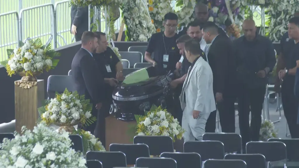 Corpo do Rei Pelé começa a ser velado na Vila Belmiro