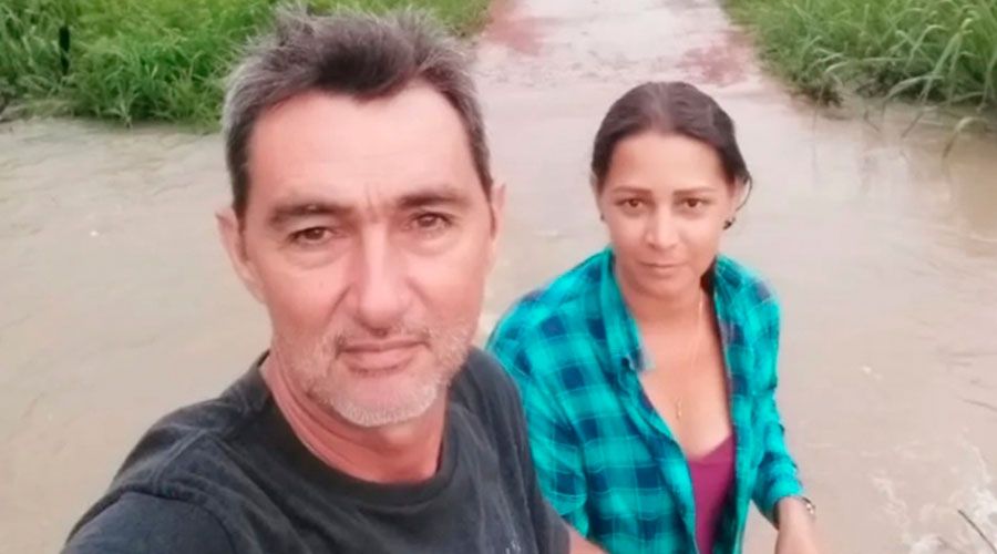 Casal enfrenta riscos e atravessa alagamento de moto para 'tomar cachaça'